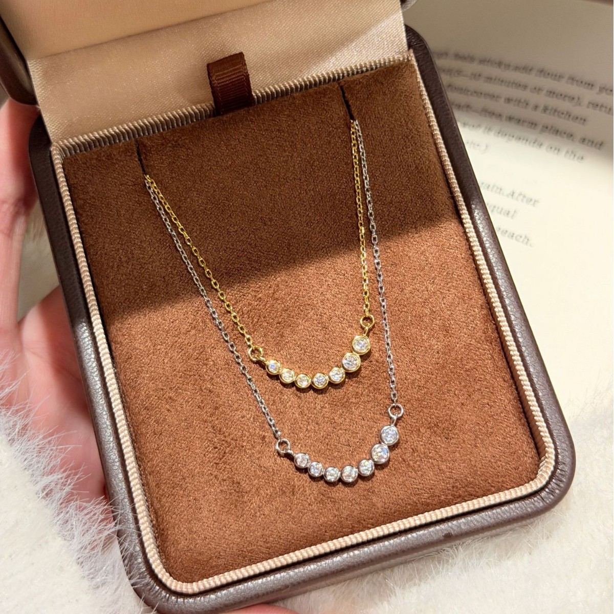 قلادة موفيسكي بحلية دائرية من  - مراجعة Bezels Set Pendant وسعره