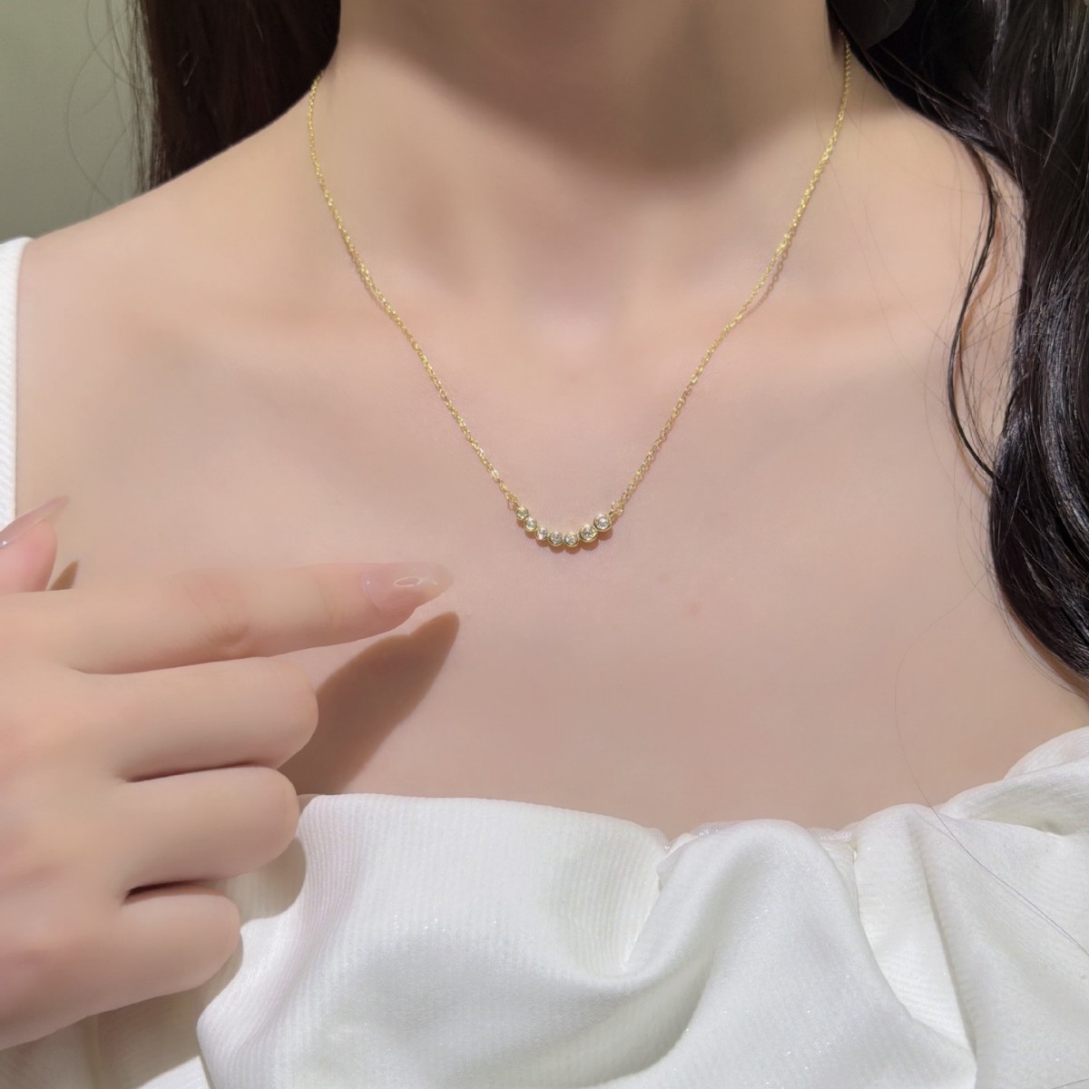 قلادة موفيسكي بحلية دائرية من  - مراجعة Bezels Set Pendant وسعره