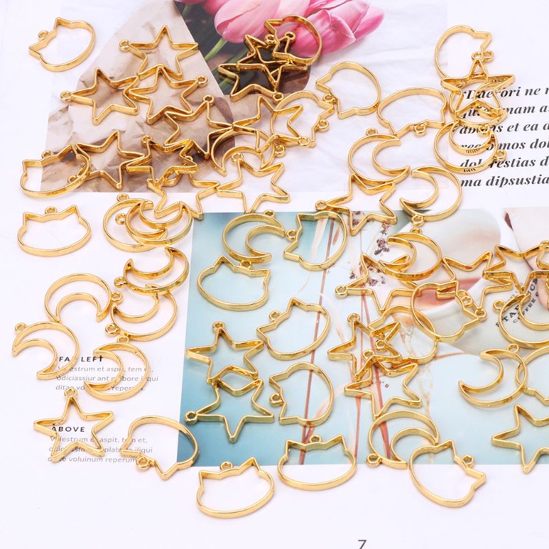 دلاية بإطار هندسي صغير ، مشغول - مراجعة Bezels Set Pendant وسعره