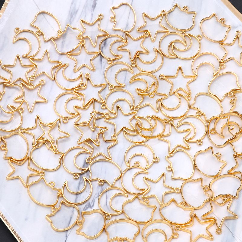 دلاية بإطار هندسي صغير ، مشغول - مراجعة Bezels Set Pendant وسعره